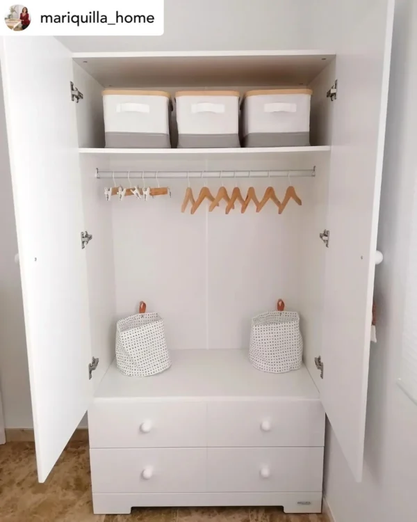 Armario a rayas micuna blanco abierto Armario a rayas micuna blanco abierto